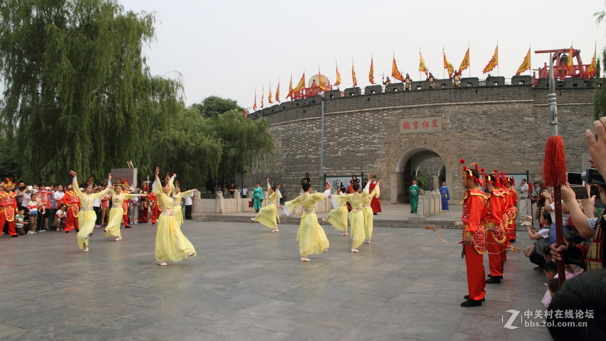 孔庙万仞宫墙前的明故城开城迎宾仪式