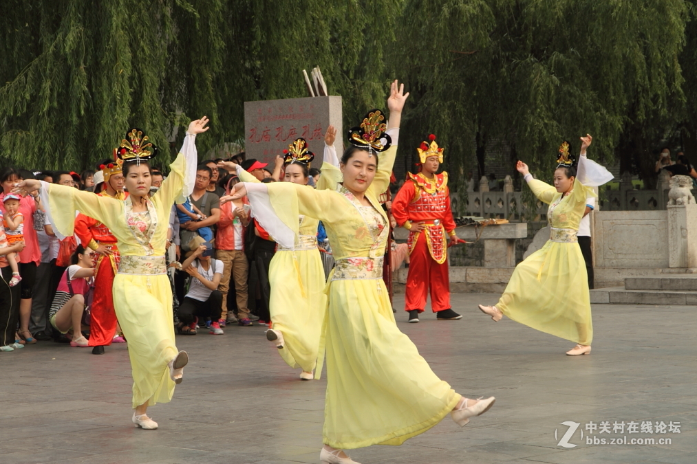 孔庙万仞宫墙前的明故城开城迎宾仪式