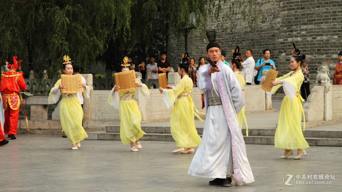 孔庙万仞宫墙前的明故城开城迎宾仪式