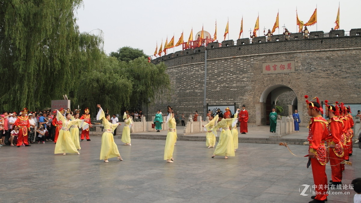 孔庙万仞宫墙前的明故城开城迎宾仪式