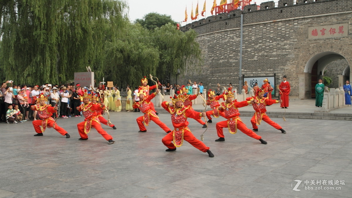 孔庙万仞宫墙前的明故城开城迎宾仪式