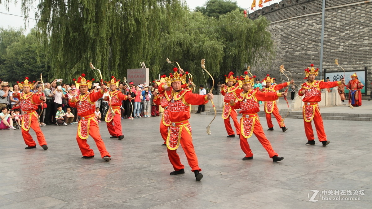 孔庙万仞宫墙前的明故城开城迎宾仪式