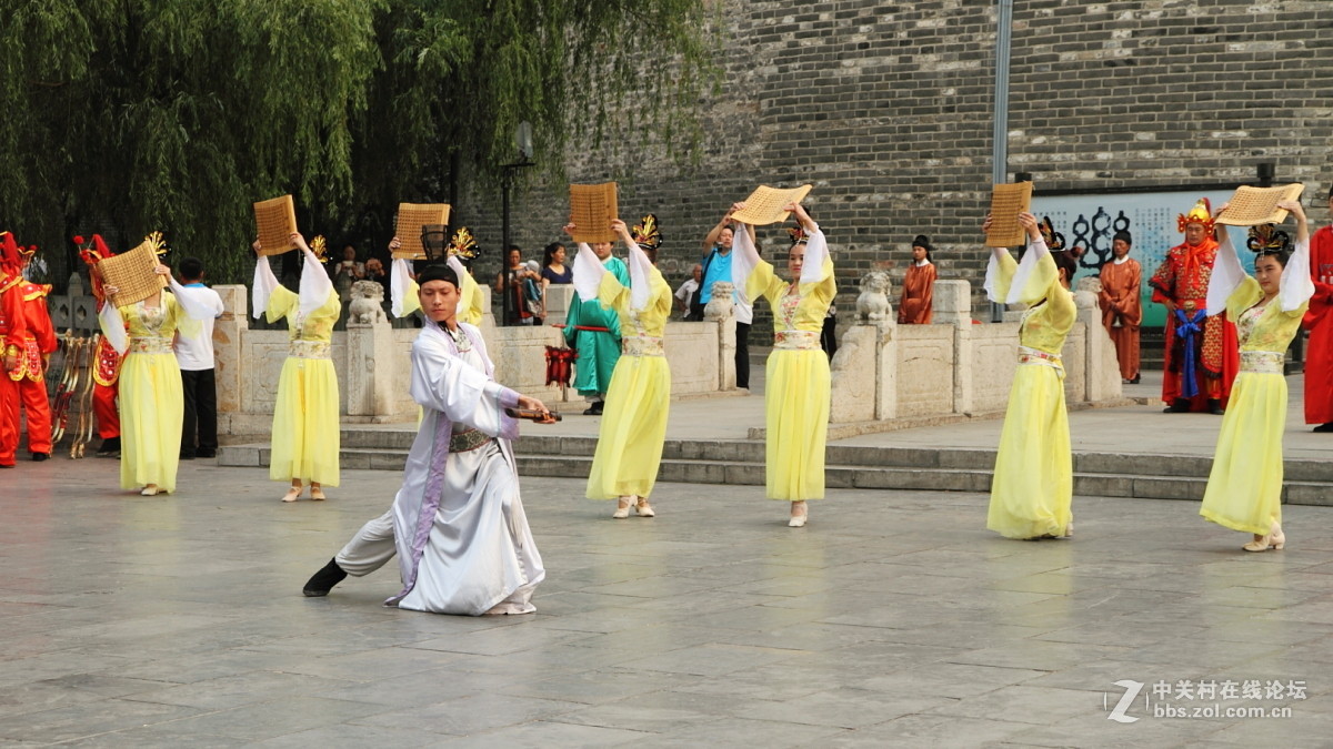 孔庙万仞宫墙前的明故城开城迎宾仪式