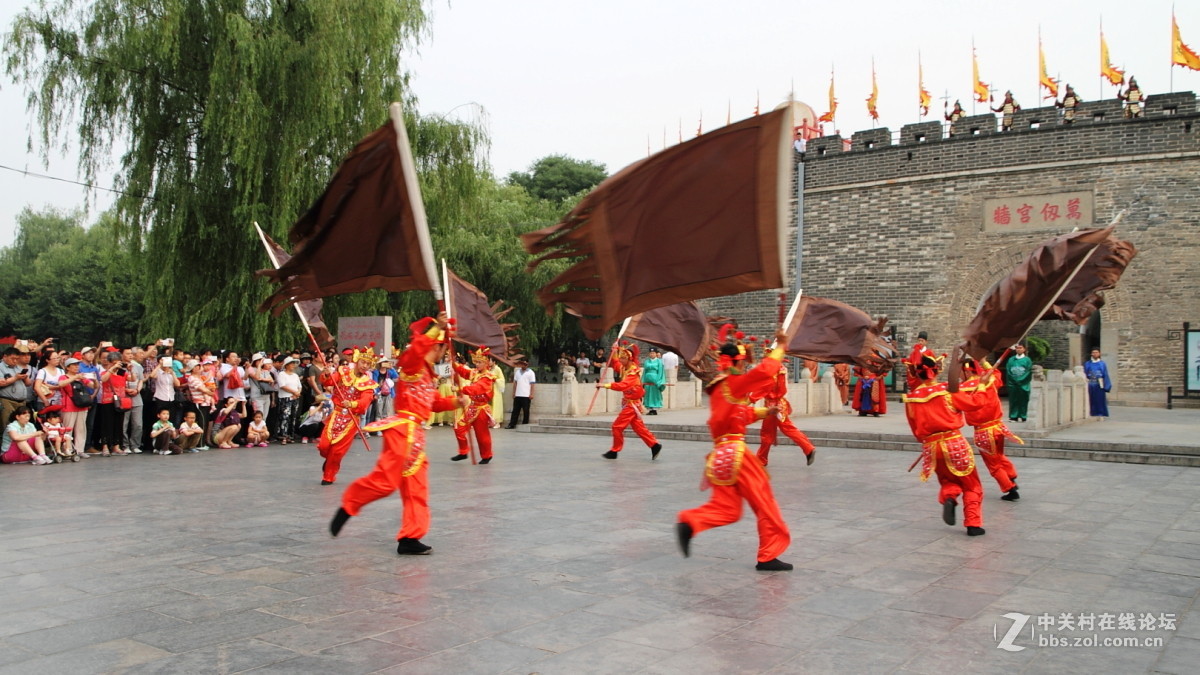 孔庙万仞宫墙前的明故城开城迎宾仪式