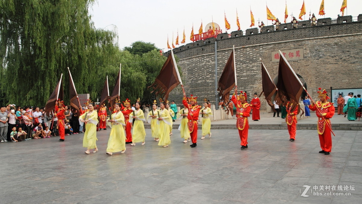 孔庙万仞宫墙前的明故城开城迎宾仪式