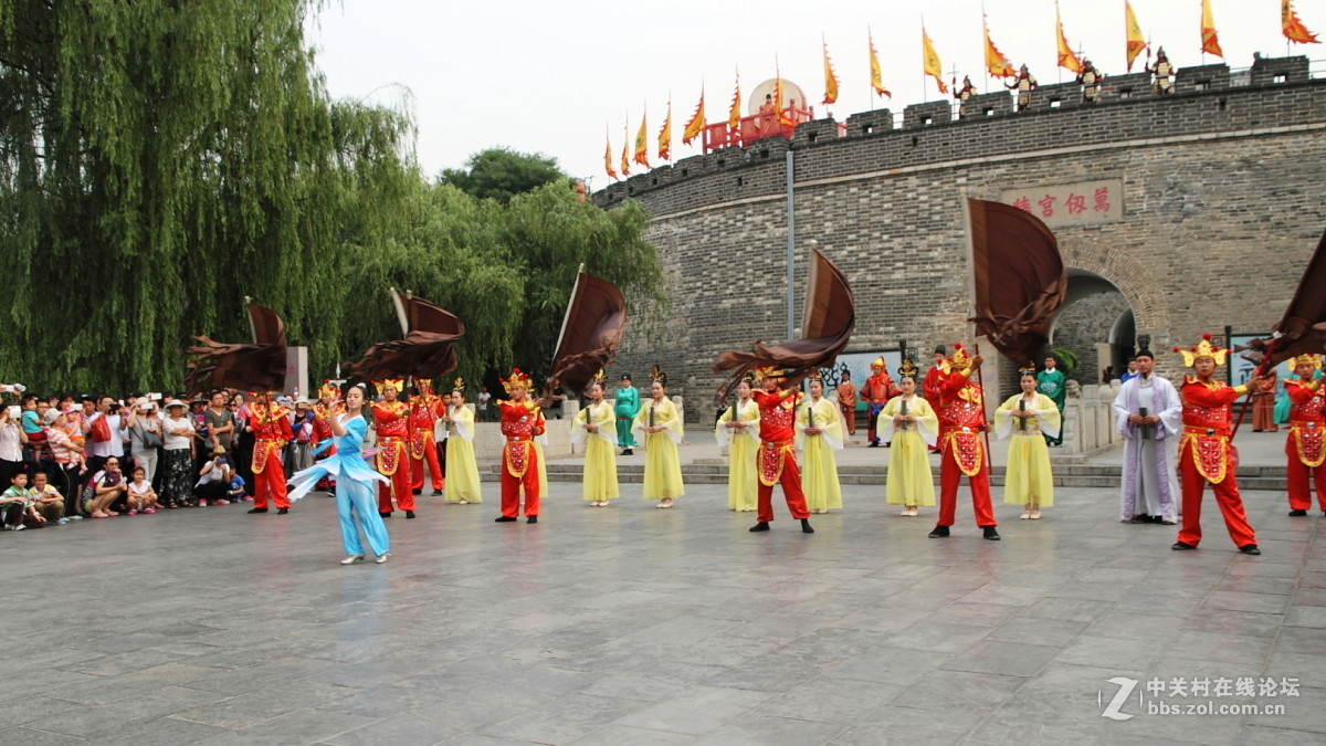 孔庙万仞宫墙前的明故城开城迎宾仪式