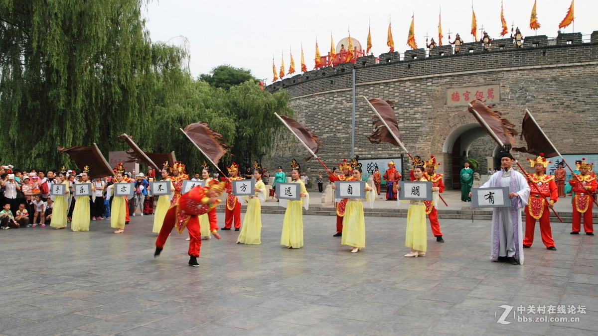 孔庙万仞宫墙前的明故城开城迎宾仪式