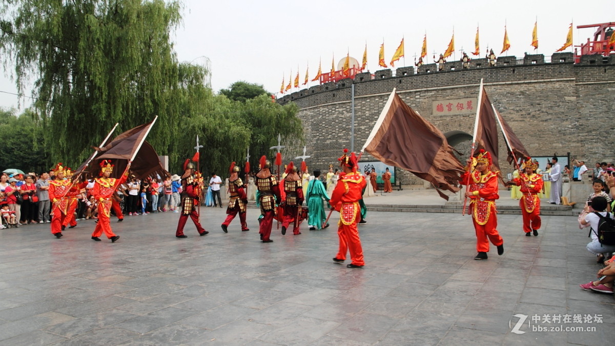孔庙万仞宫墙前的明故城开城迎宾仪式