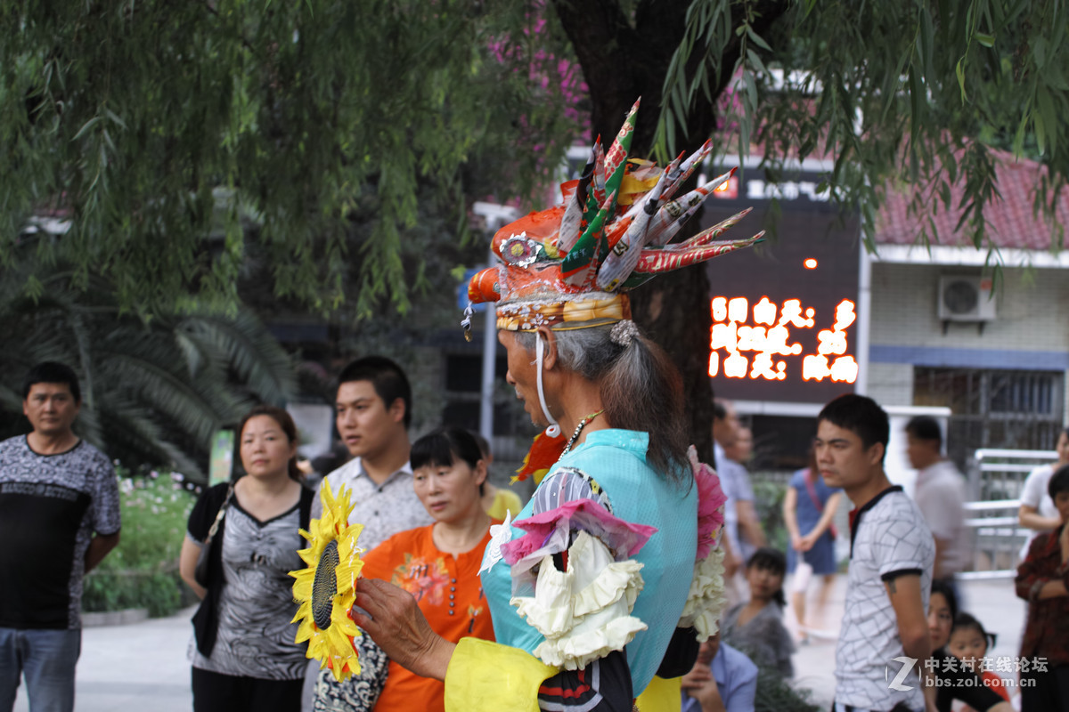 78岁老俊男公园秀舞姿,