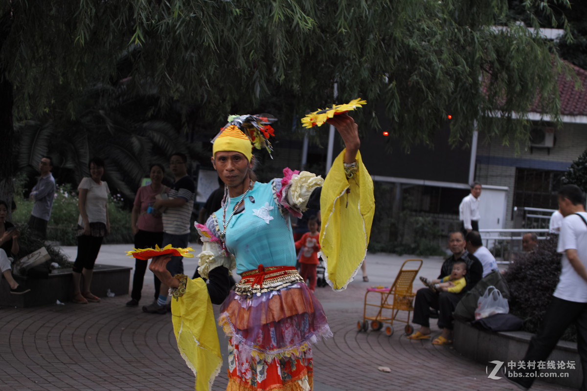 78岁老俊男公园秀舞姿,