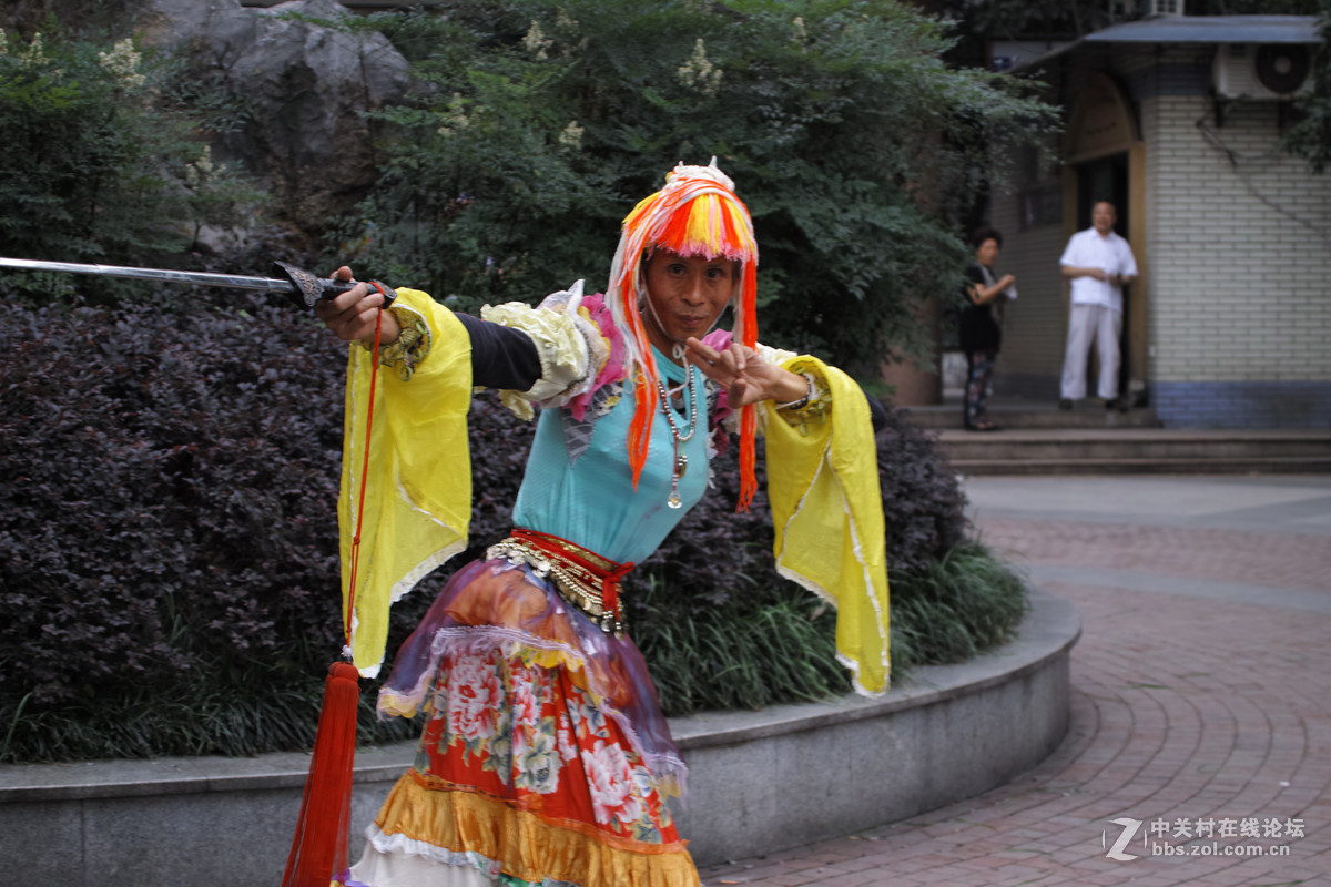 78岁老俊男公园秀舞姿,