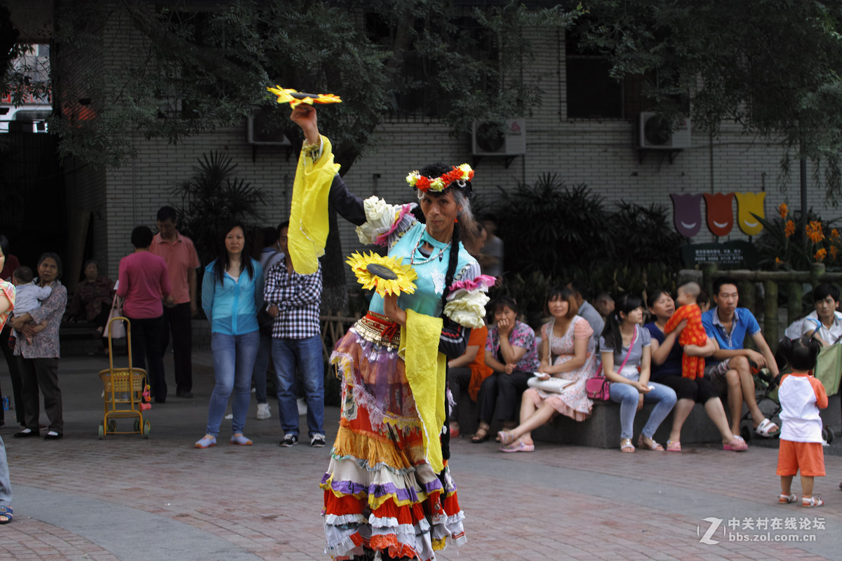 78岁老俊男公园秀舞姿,