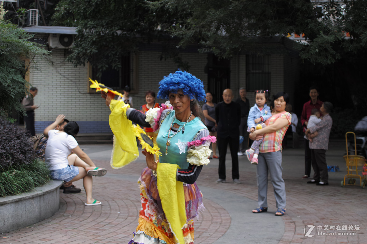 78岁老俊男公园秀舞姿,