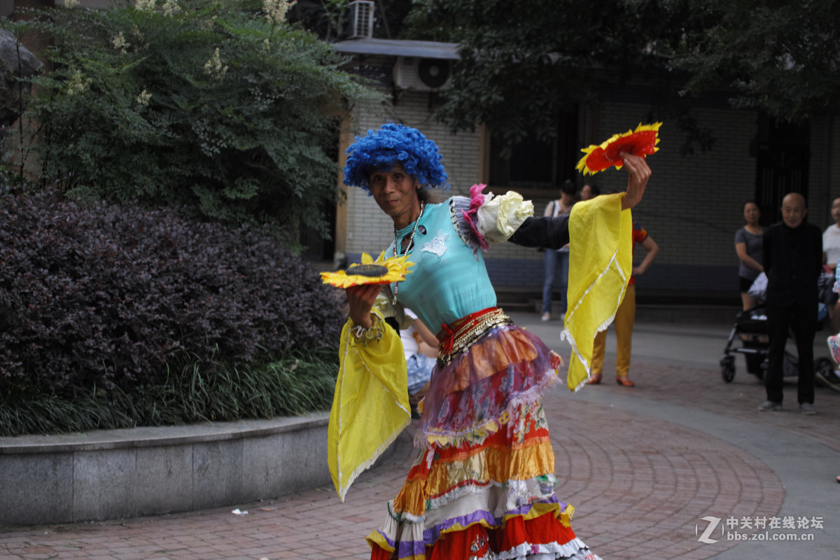 78岁老俊男公园秀舞姿,