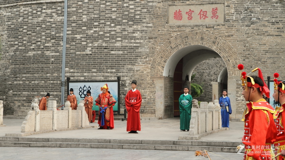 孔庙万仞宫墙前的明故城开城迎宾仪式
