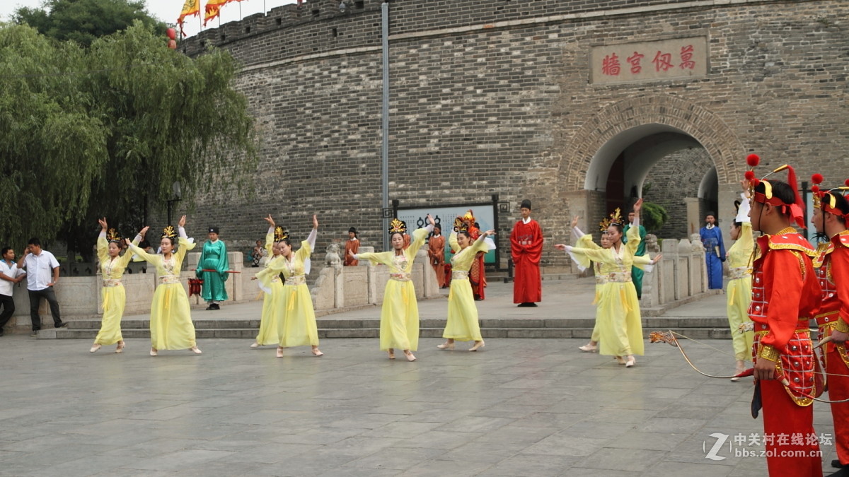 孔庙万仞宫墙前的明故城开城迎宾仪式