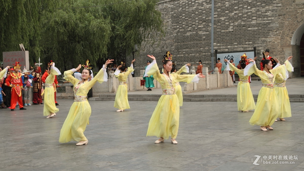 孔庙万仞宫墙前的明故城开城迎宾仪式