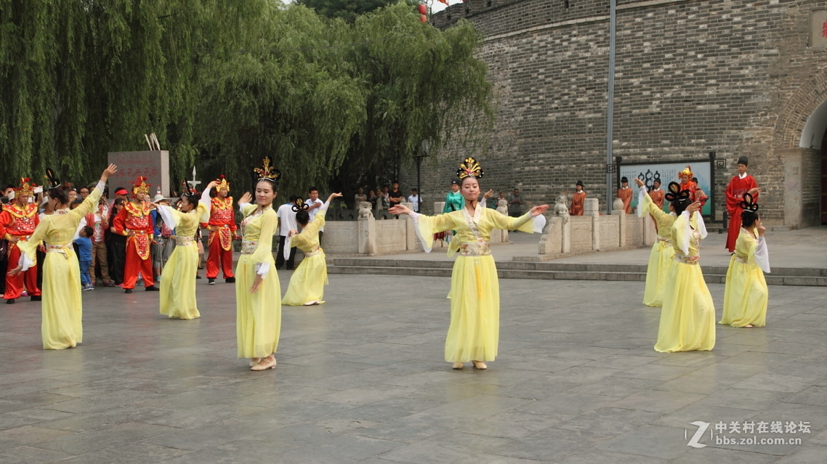 孔庙万仞宫墙前的明故城开城迎宾仪式