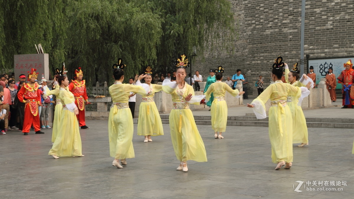 孔庙万仞宫墙前的明故城开城迎宾仪式