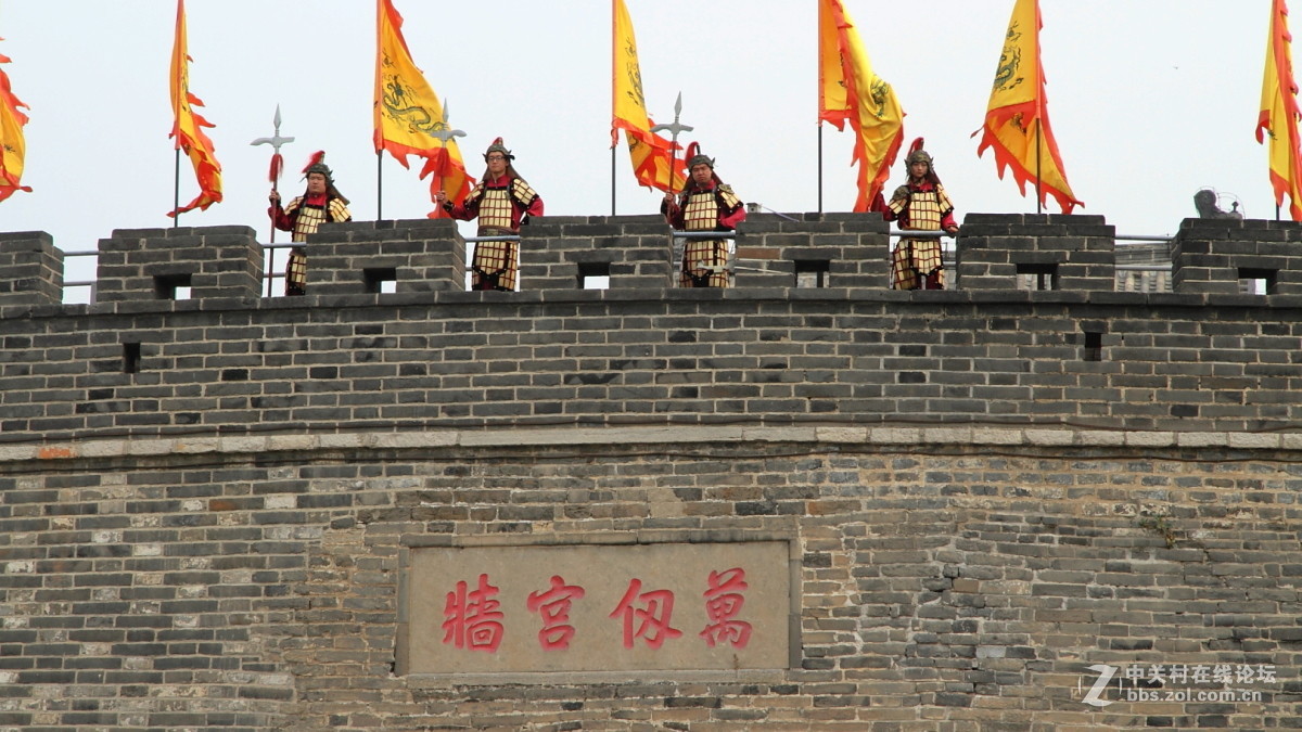 孔庙万仞宫墙前的明故城开城迎宾仪式