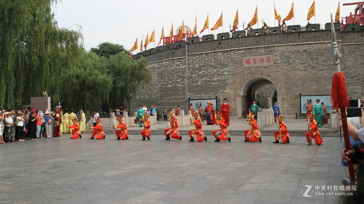孔庙万仞宫墙前的明故城开城迎宾仪式