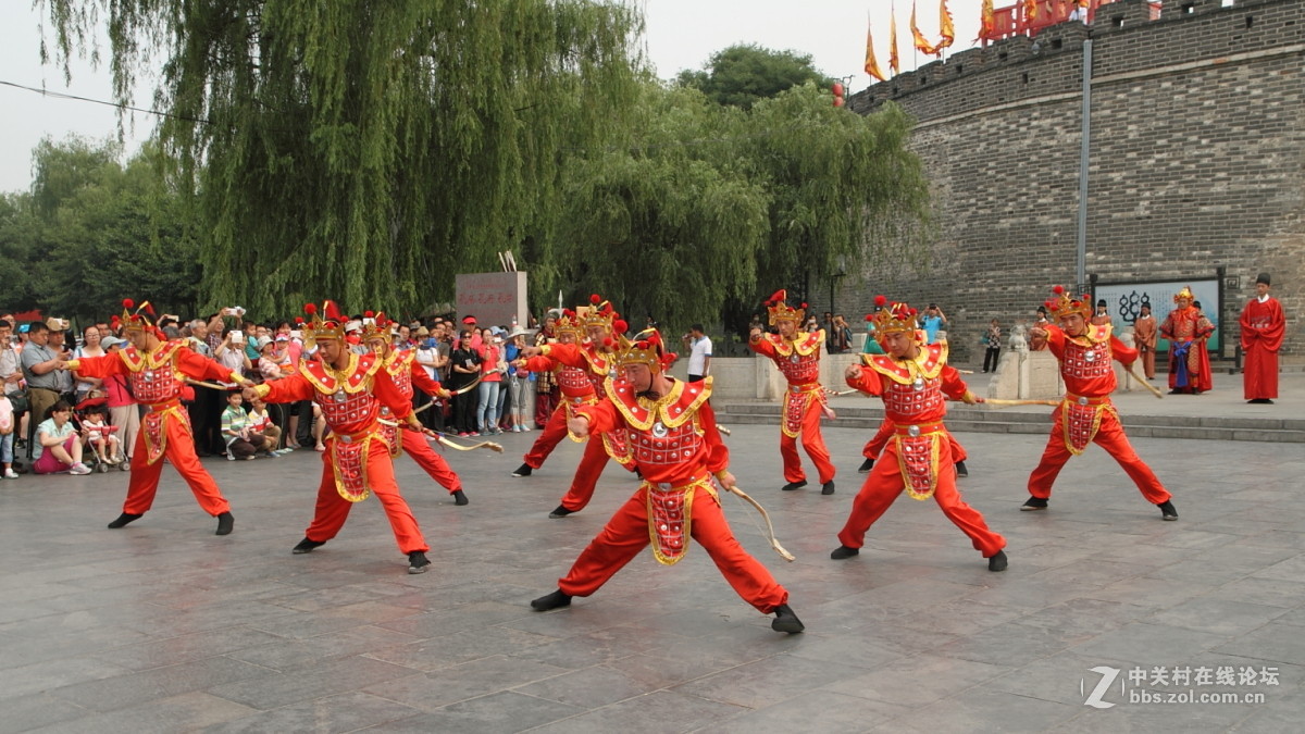 孔庙万仞宫墙前的明故城开城迎宾仪式