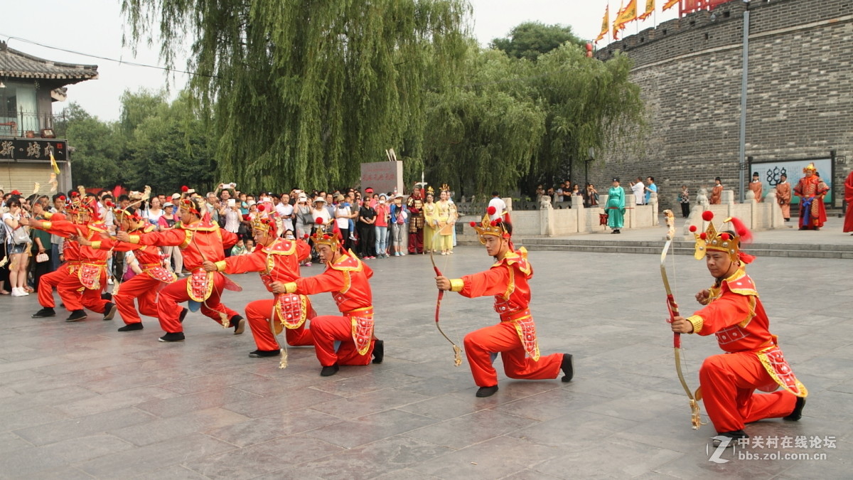 孔庙万仞宫墙前的明故城开城迎宾仪式