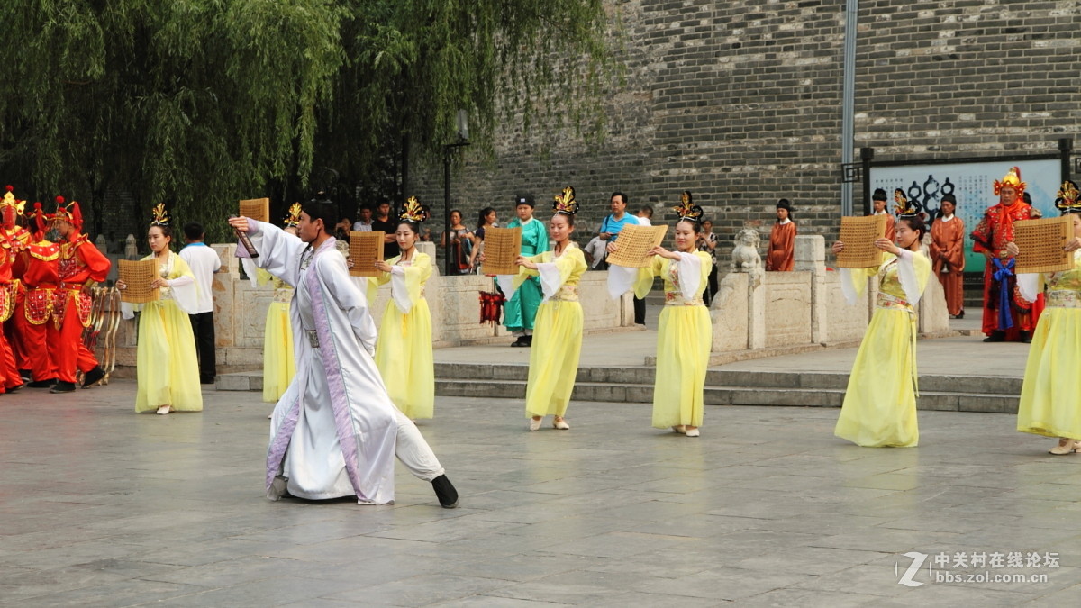 孔庙万仞宫墙前的明故城开城迎宾仪式