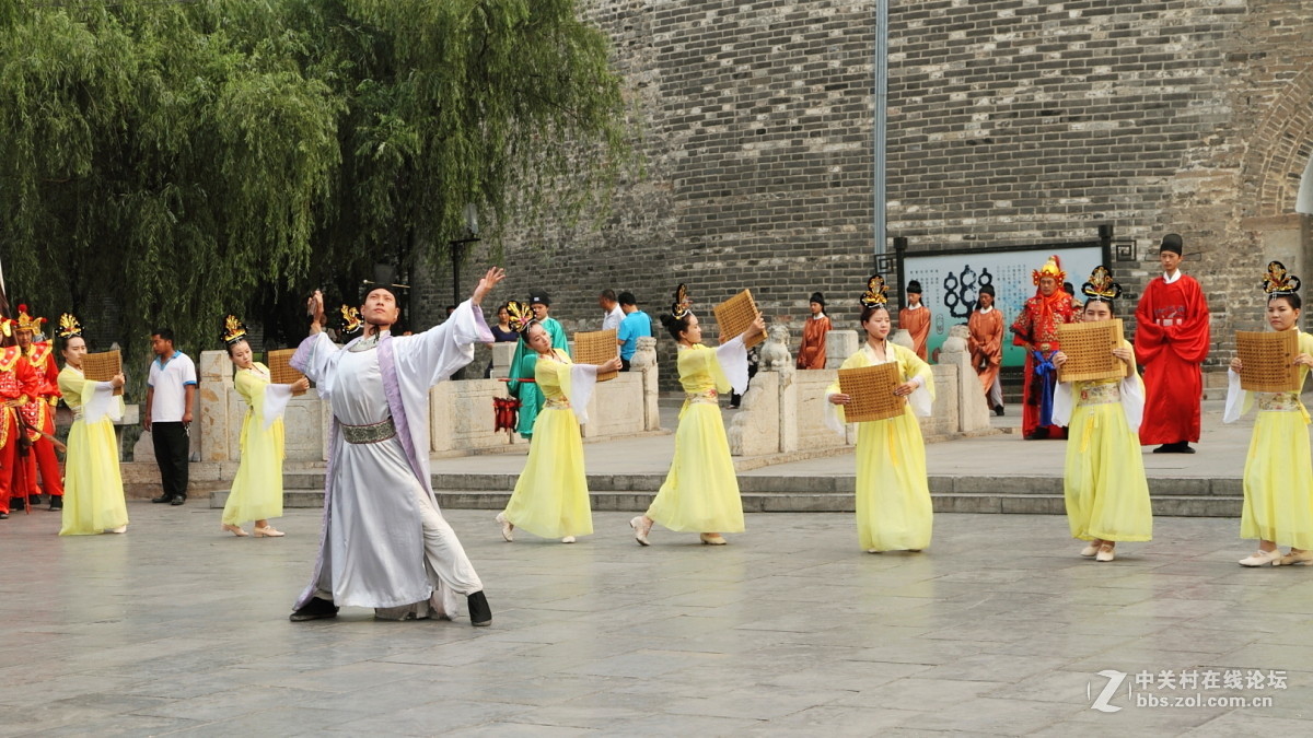 孔庙万仞宫墙前的明故城开城迎宾仪式