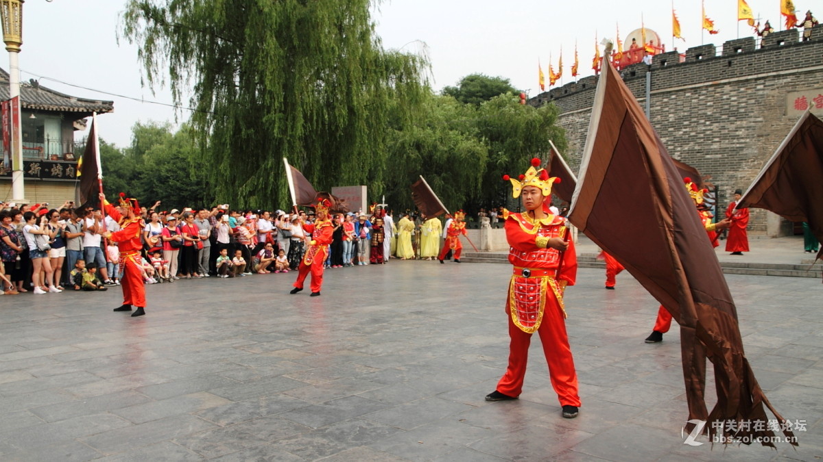 孔庙万仞宫墙前的明故城开城迎宾仪式