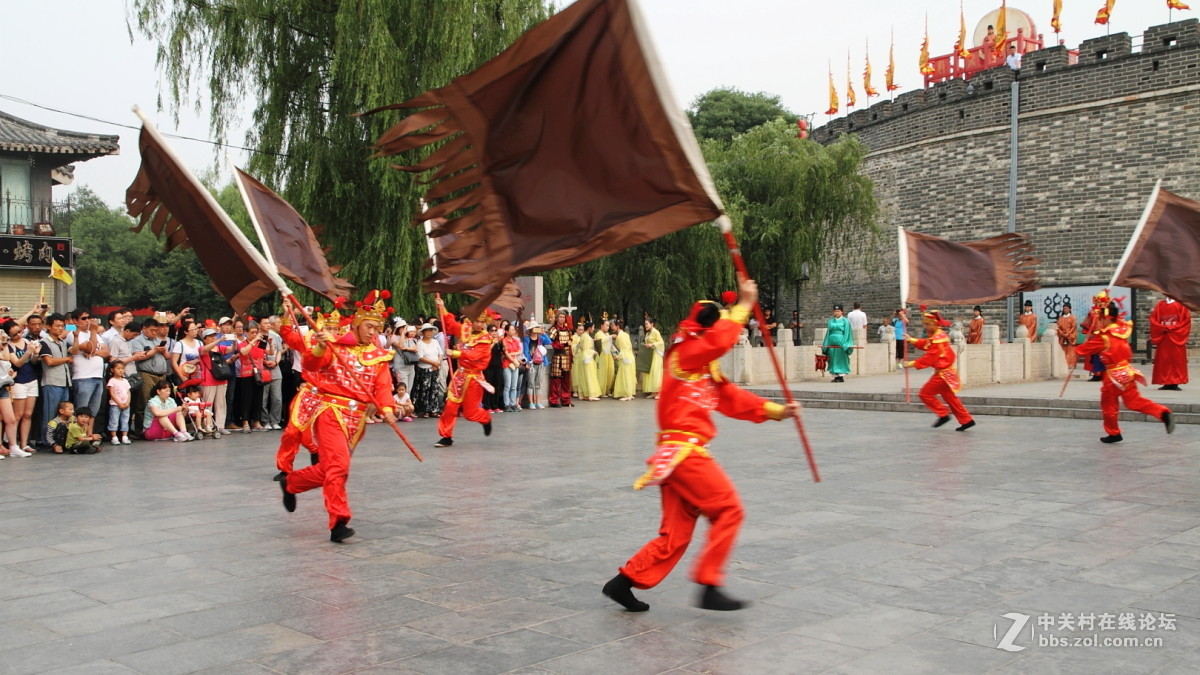 孔庙万仞宫墙前的明故城开城迎宾仪式