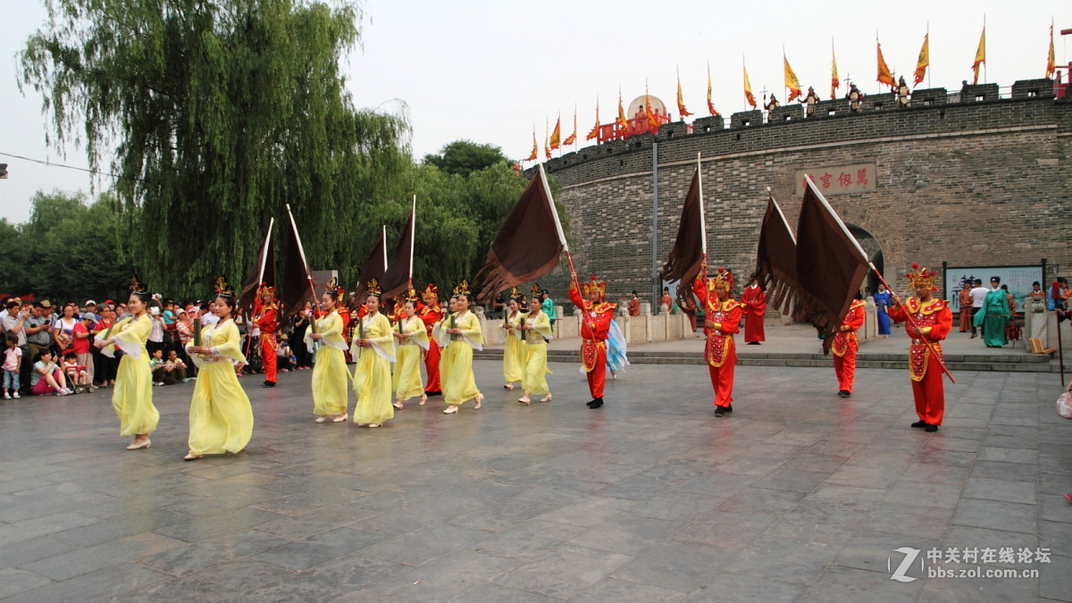孔庙万仞宫墙前的明故城开城迎宾仪式