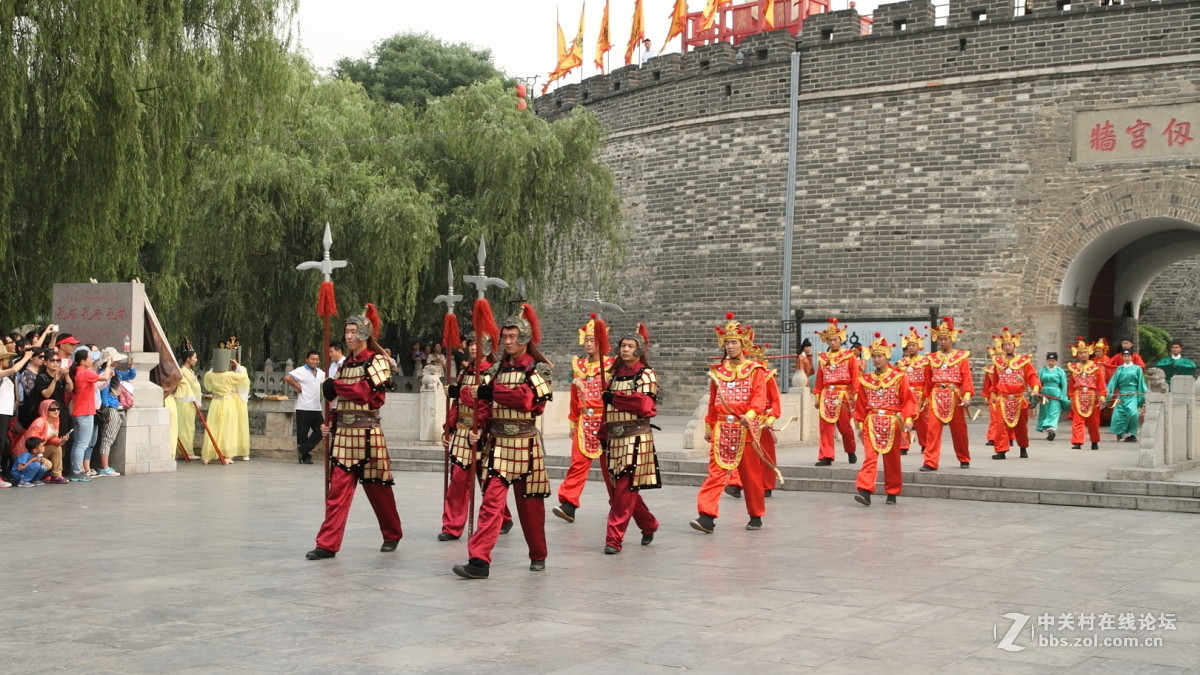 孔庙万仞宫墙前的明故城开城迎宾仪式