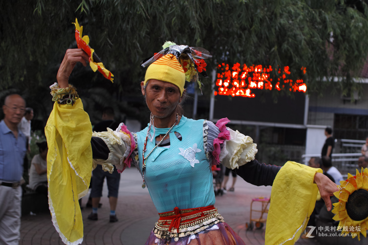 78岁老俊男公园秀舞姿,