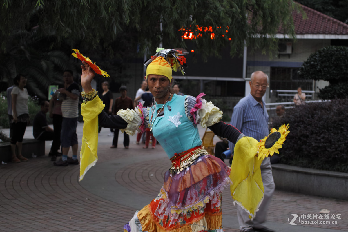 78岁老俊男公园秀舞姿,