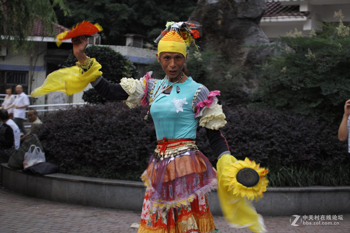 78岁老俊男公园秀舞姿,