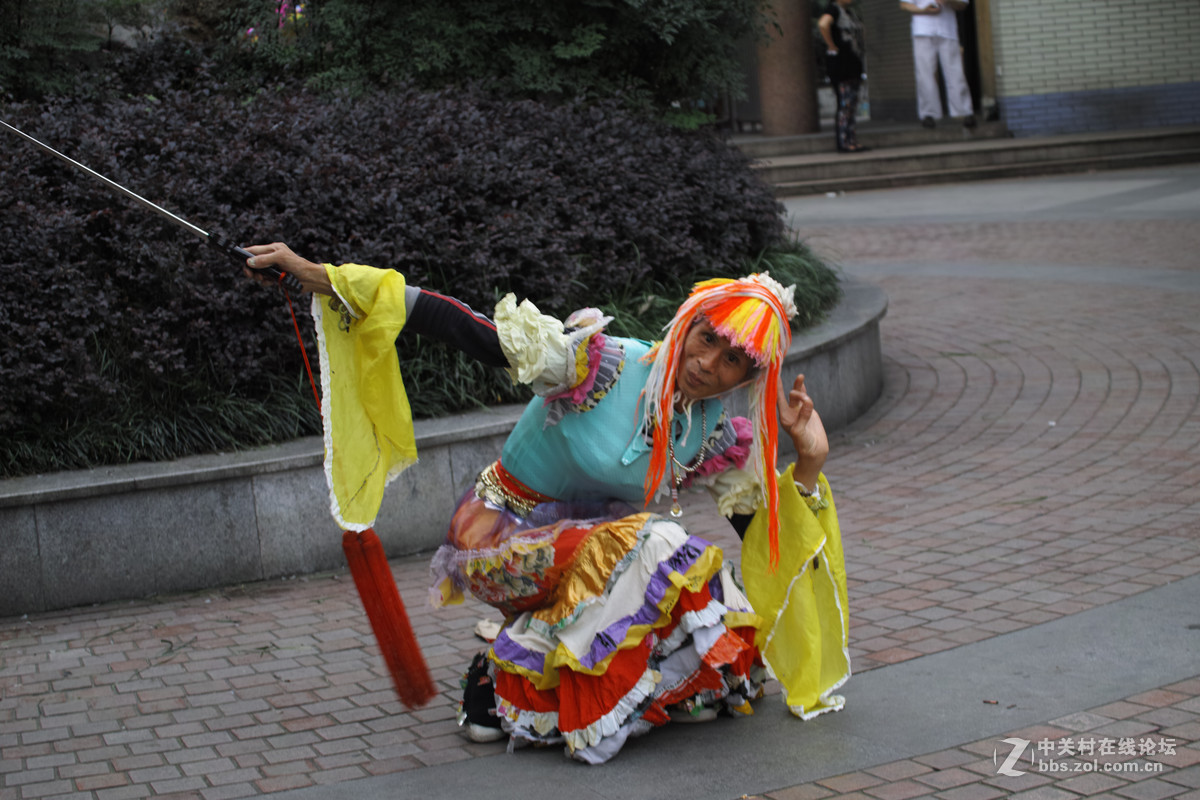 78岁老俊男公园秀舞姿,