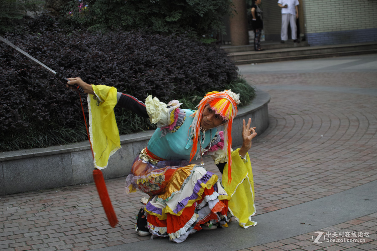 78岁老俊男公园秀舞姿,