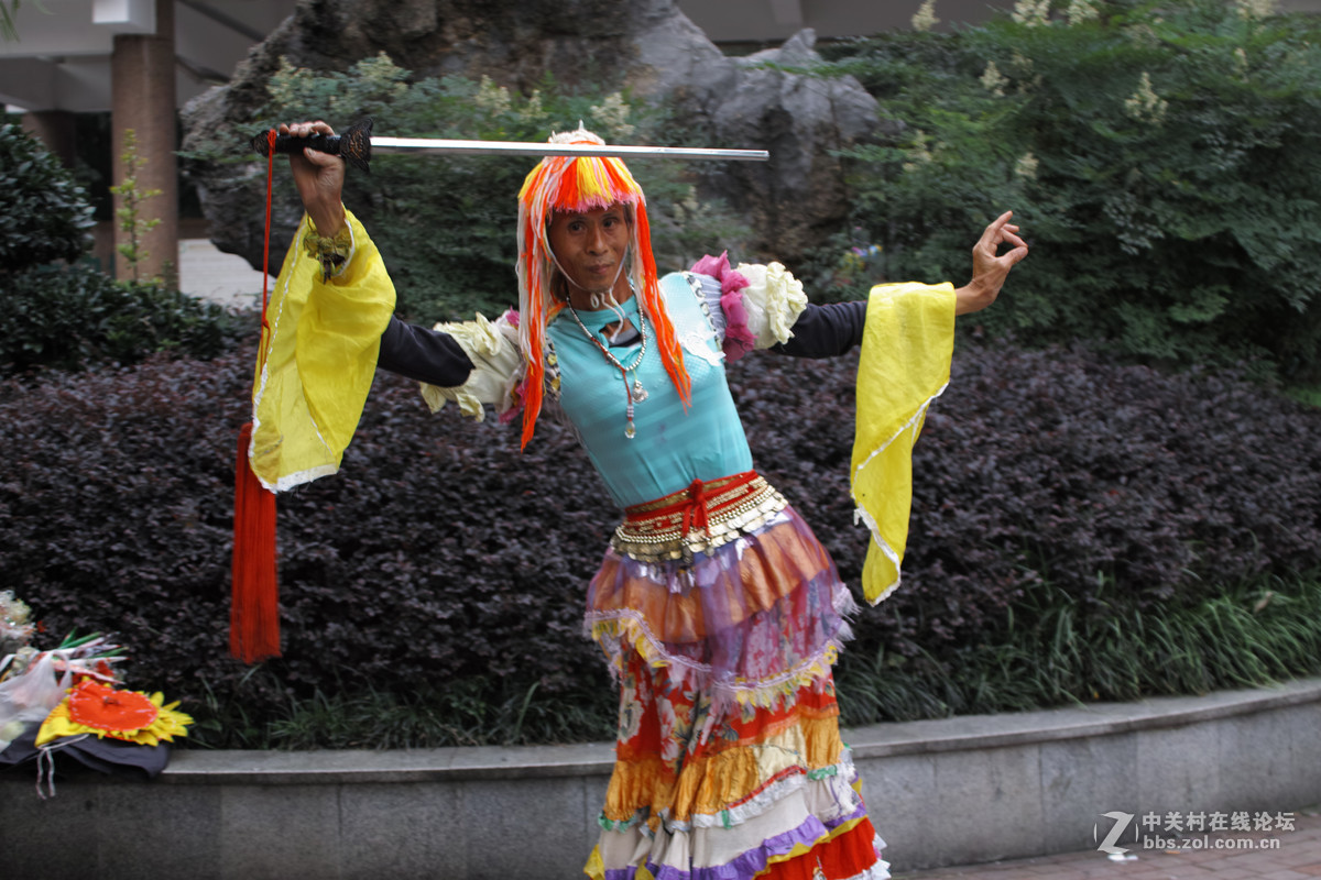 78岁老俊男公园秀舞姿,