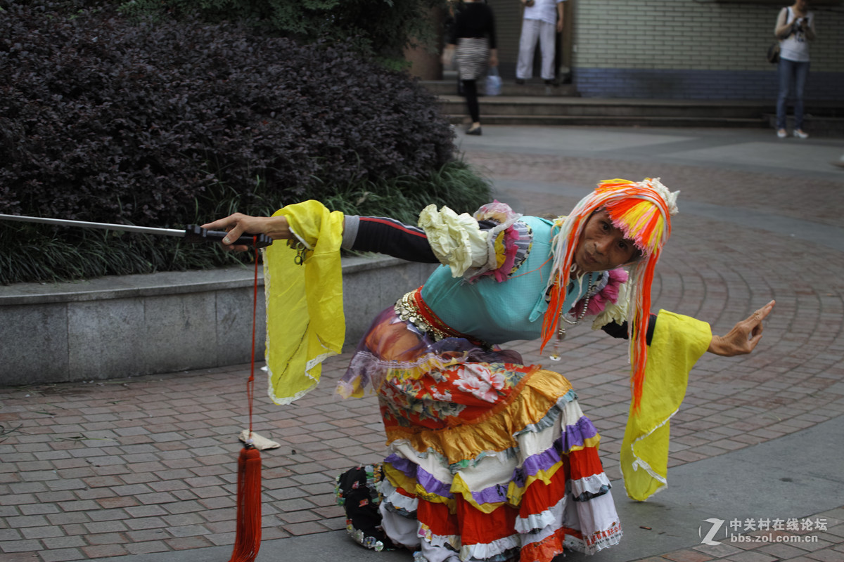 78岁老俊男公园秀舞姿,