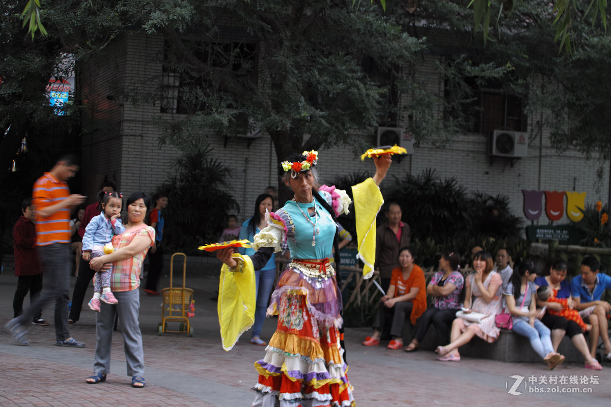 78岁老俊男公园秀舞姿,