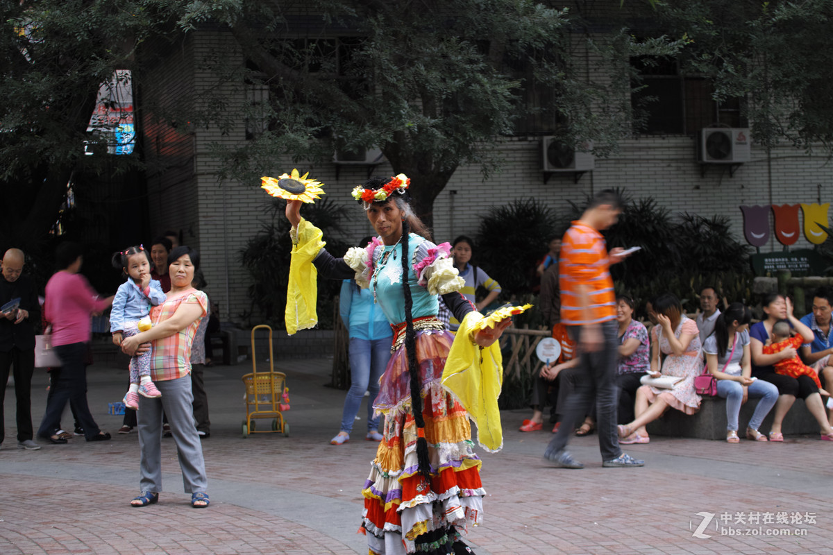 78岁老俊男公园秀舞姿,