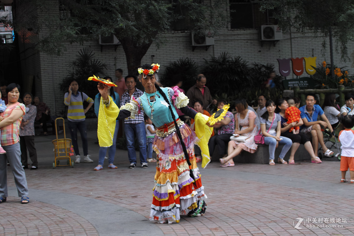 78岁老俊男公园秀舞姿,