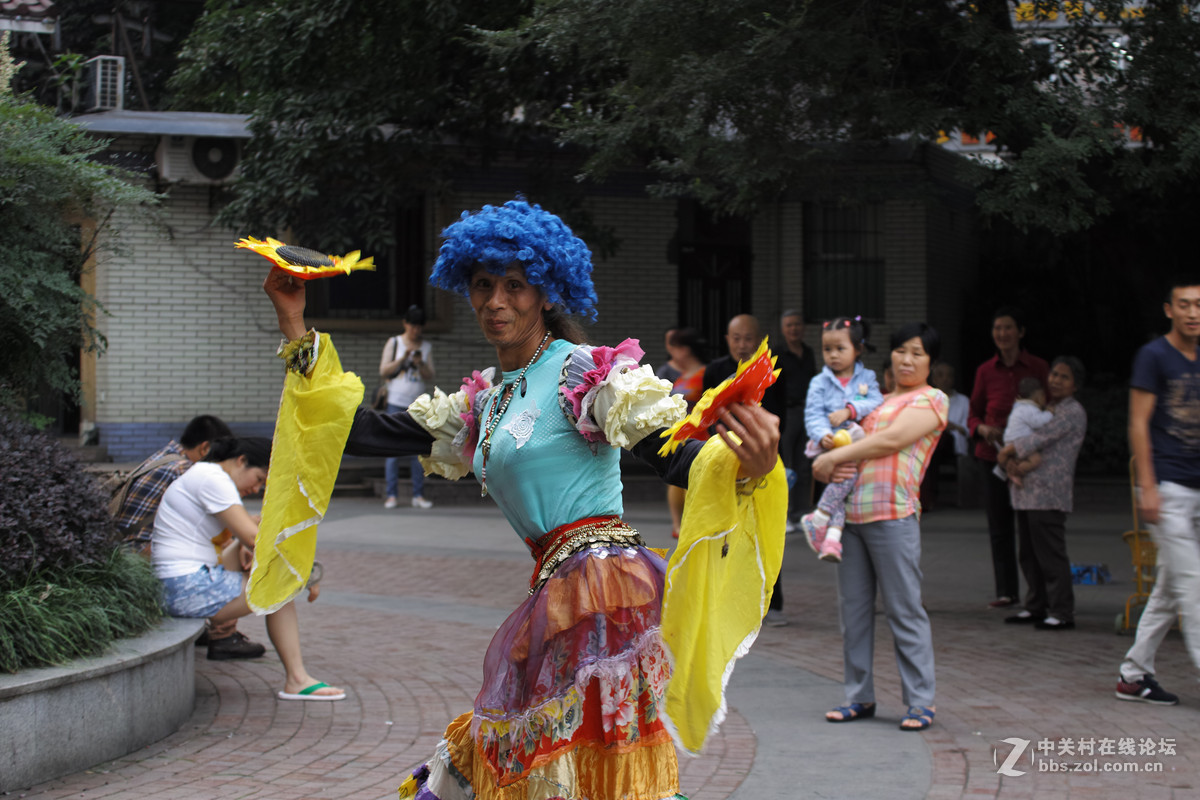 78岁老俊男公园秀舞姿,