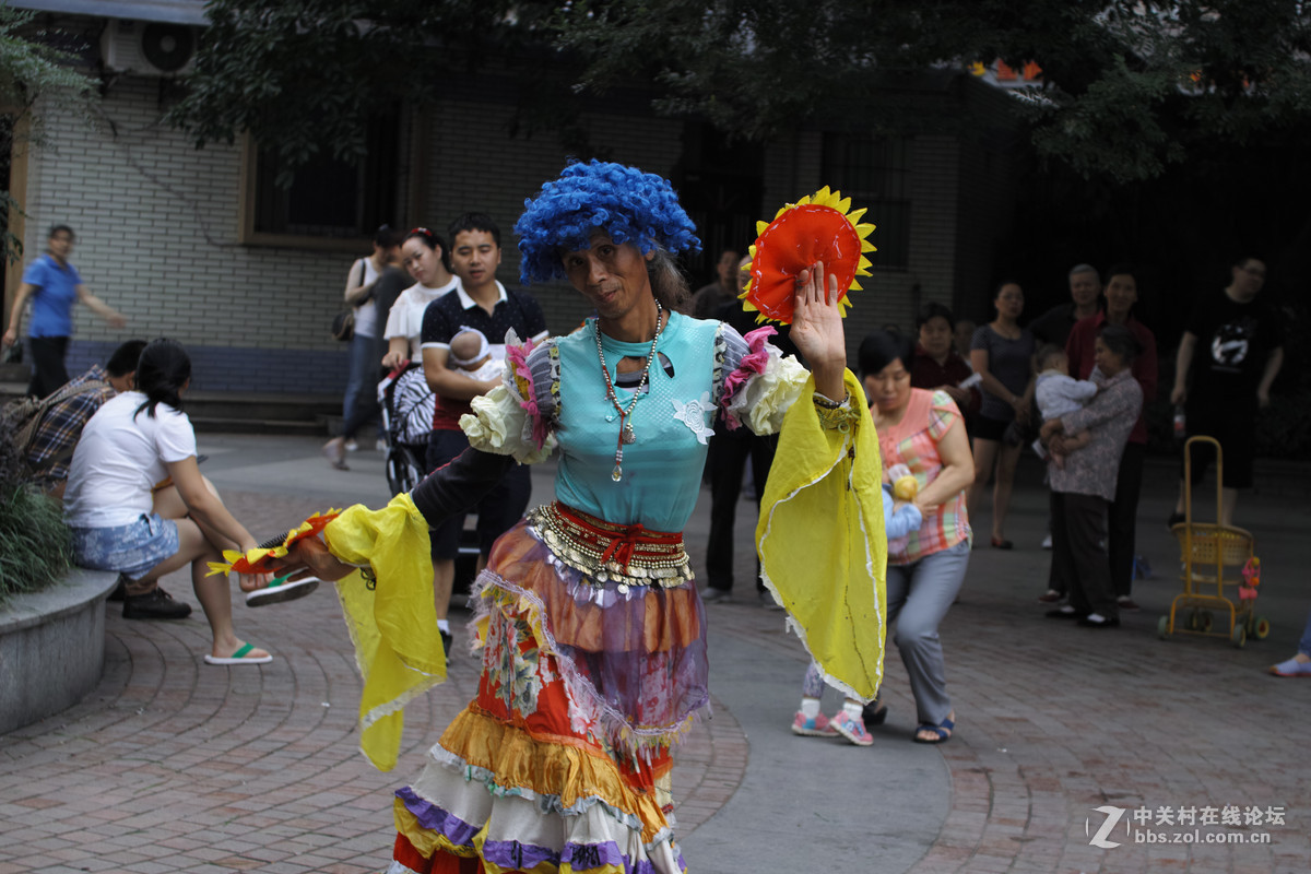 78岁老俊男公园秀舞姿,