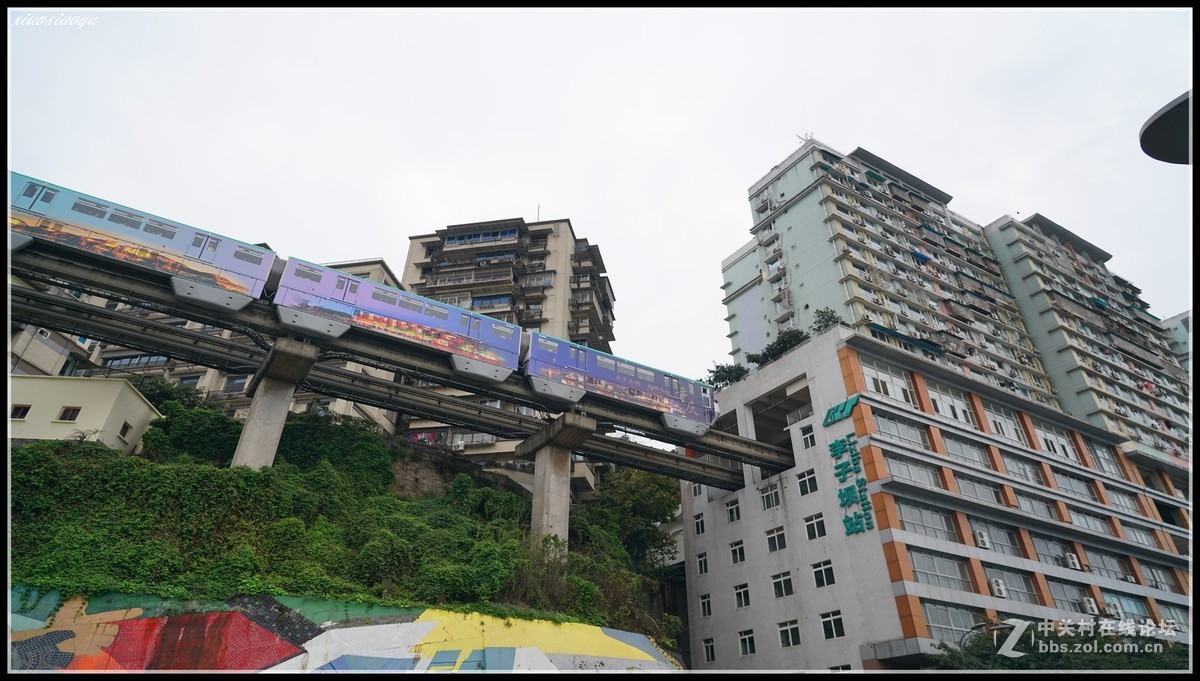 连拍14张重庆轻轨穿越大楼的惊险的瞬间 （李子坝站）