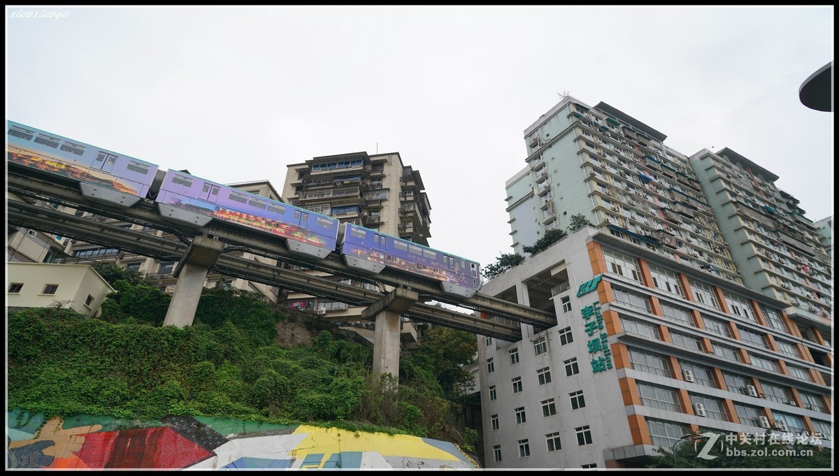 连拍14张重庆轻轨穿越大楼的惊险的瞬间 （李子坝站）