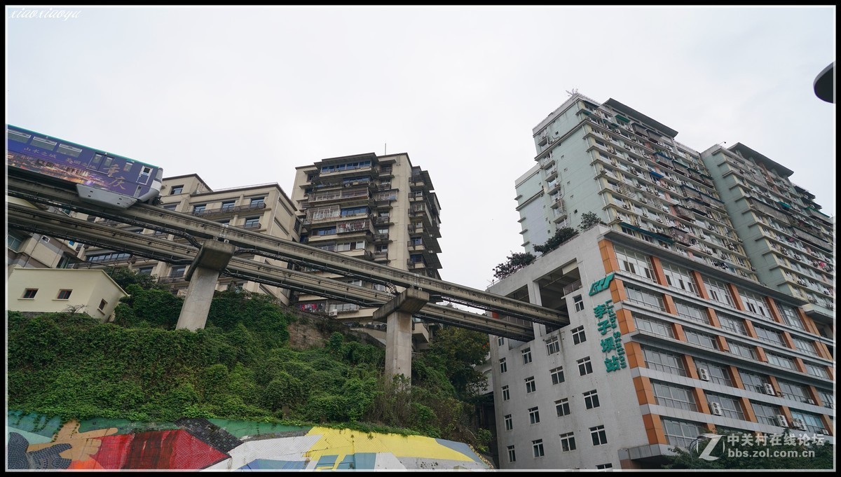 连拍14张重庆轻轨穿越大楼的惊险的瞬间 （李子坝站）