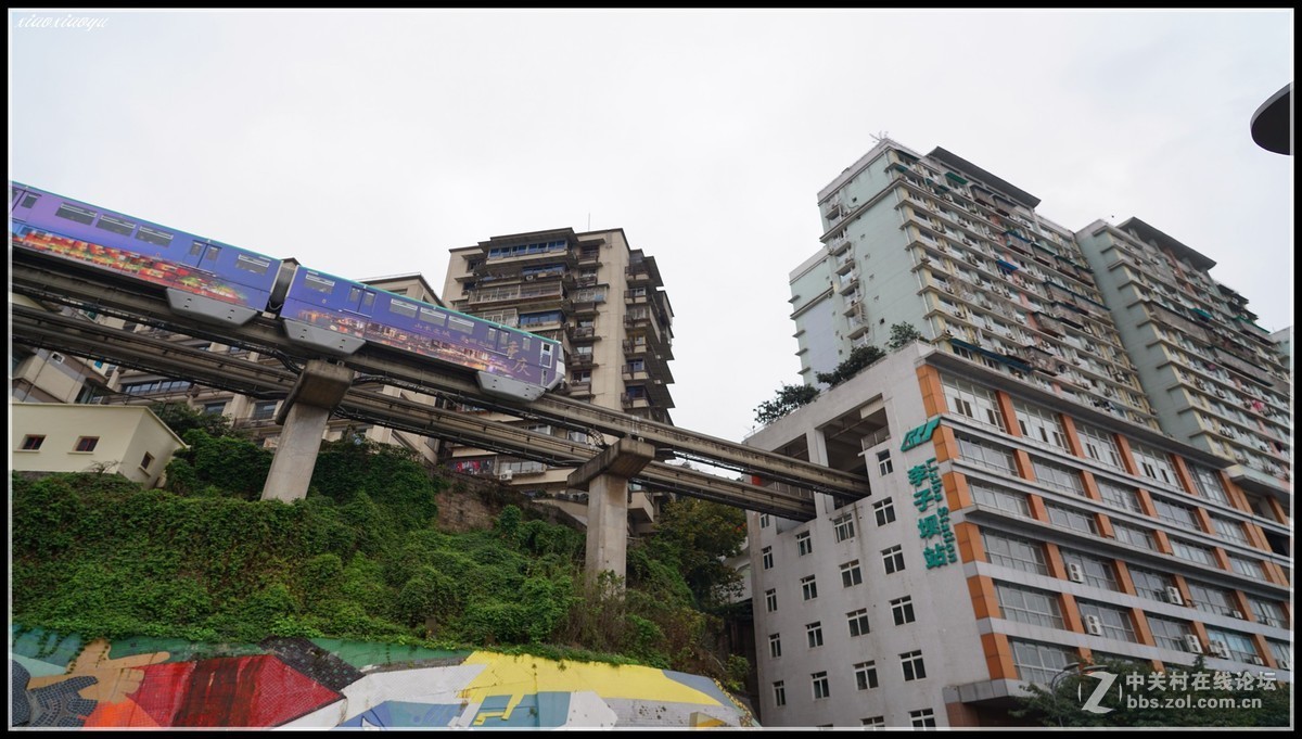 连拍14张重庆轻轨穿越大楼的惊险的瞬间 （李子坝站）