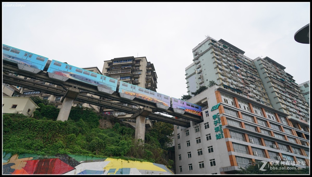 连拍14张重庆轻轨穿越大楼的惊险的瞬间 （李子坝站）